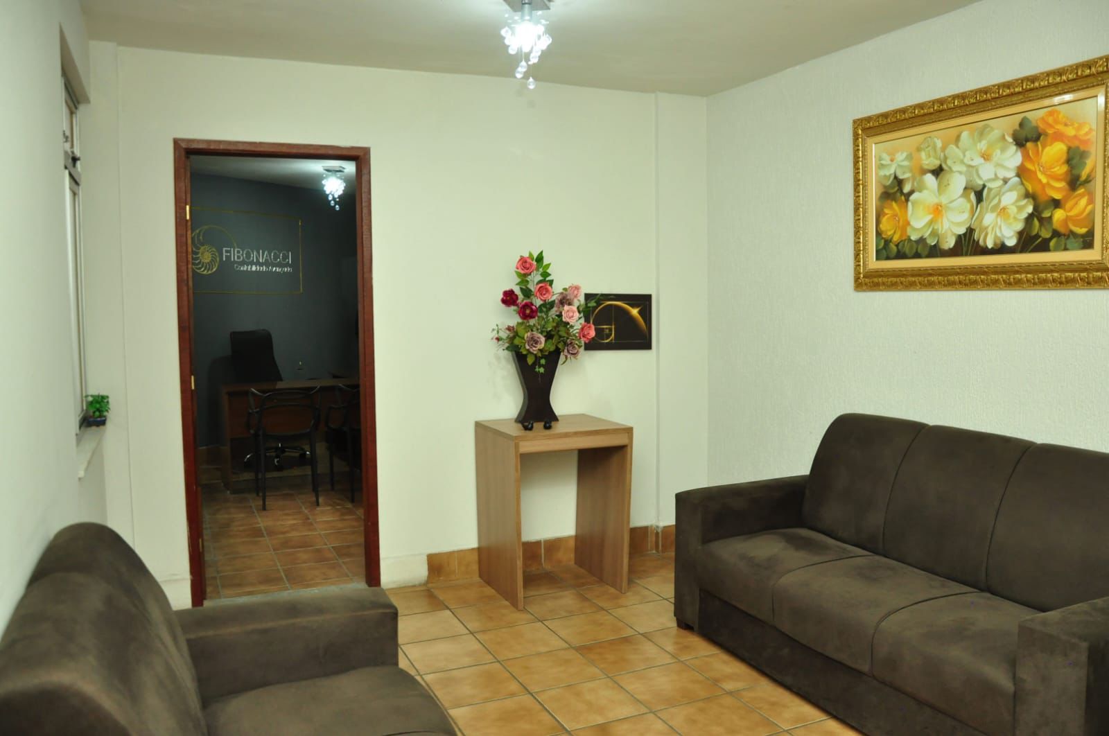 Recepção do escritório Fibonacci em Barbacena com sofás e entrada para a sala técnica