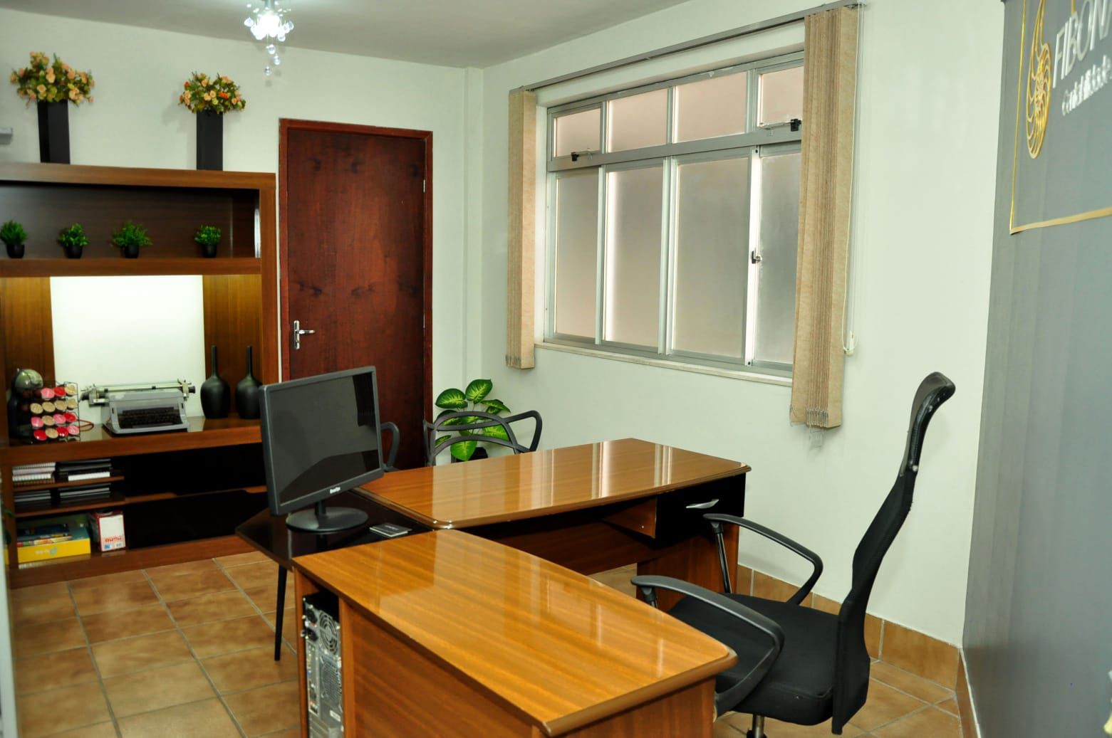 Sala de atendimento individual da Fibonacci com mesa executiva e espaço decorado